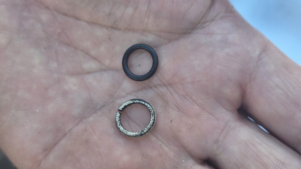 왼쪽에 삭은 오래된 Rubber Ring